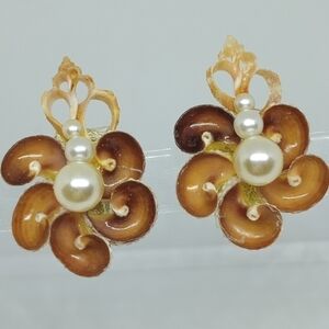* vintage faux pearl real sea shells flower clip on earrings